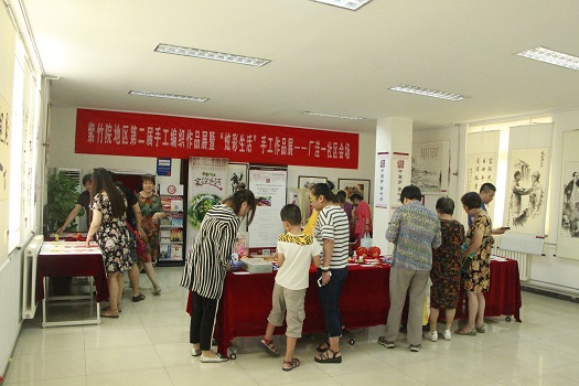 图1：火热的编织展.JPG