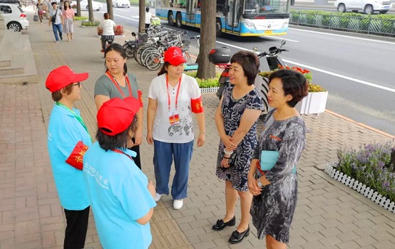 图1：街道党工委书记王曼谕同街道武装部长廉海英对志愿者执勤岗进行检查慰问.jpg